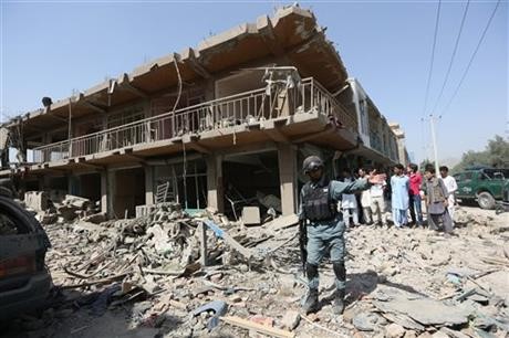 Massive bomb blasts in Kabul, injuring hundreds  - ảnh 1